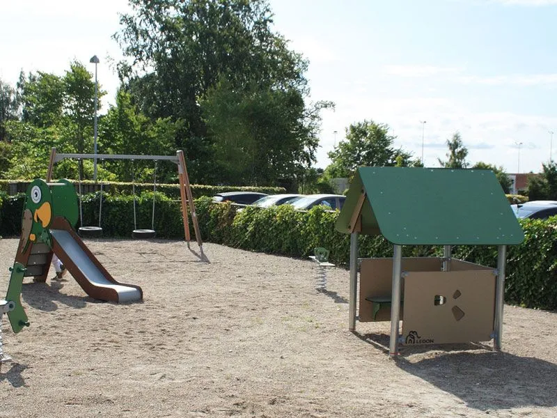 Spielhaus Beth between other play equipment on the playground Spielhaus Beth between other play equipment on the playground